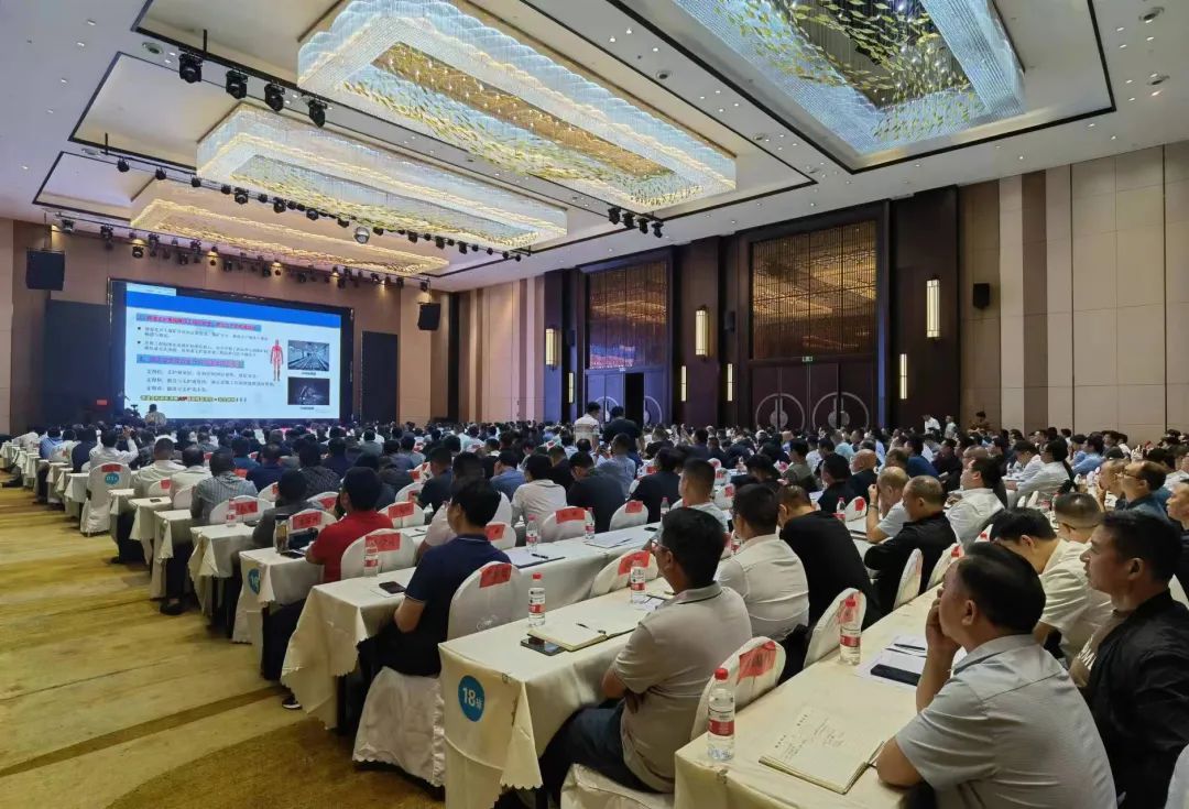 团队成员在全省煤矿顶板管理攻坚三年行动现场推进会上作专题技术报告.jpg