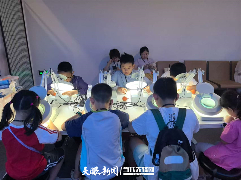 孩子们动手体验化石修复过程。.jpg
