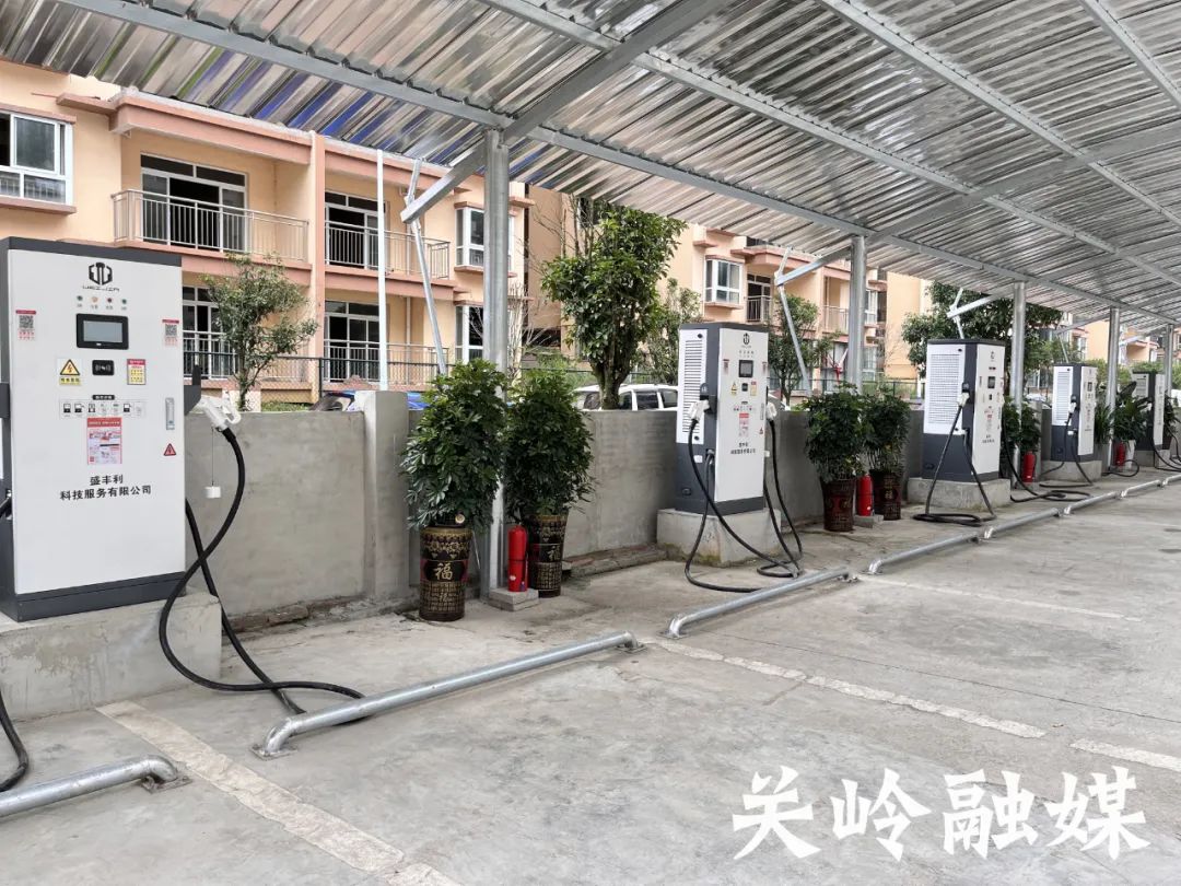 近日，位于关岭自治县关索街道水韵佳缘小区的新能源汽车充电站完成建设并投入使用.jpg