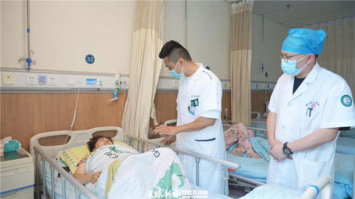 北京积水潭医院贵州医院脊柱科医生王力航正在查房。余俊飞 摄.jpg