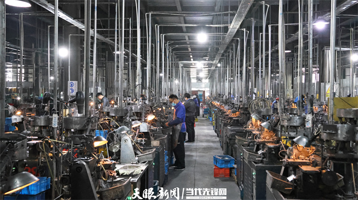 图六：贵州元诚实业有限公司的车加工生产车间。（独山县融媒体中心供图）.jpg