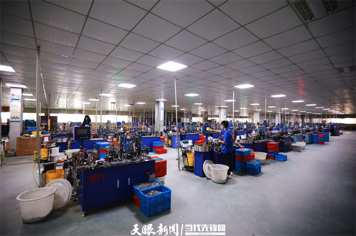 图五：贵州元诚实业有限公司工人正在操作机器完成注脂压盖和合套等工序。（独山县融媒体中心供图）.jpg