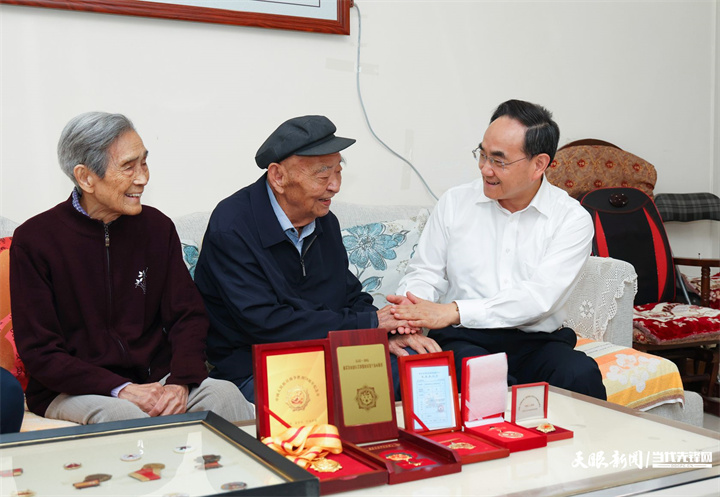 （审定）DPCL4366-1----图为徐麟在安顺市走访慰问抗战老战士、老同志冯正印。贵州日报天眼新闻记者 杜朋城 摄影.jpg
