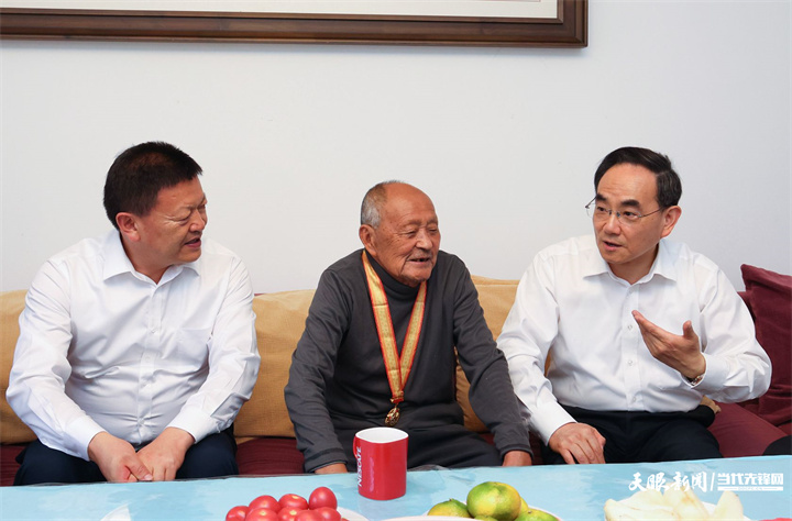 （审定）DPCL4610-1----图为徐麟在安顺市走访慰问抗战老战士、老同志许建国。贵州日报天眼新闻记者 杜朋城 摄影.jpg