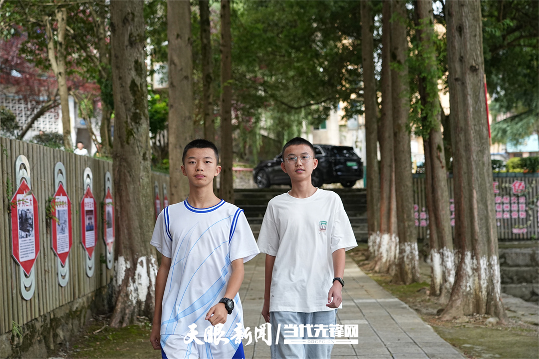 湄潭中学学生常以“求是精神”鼓舞自己.JPG