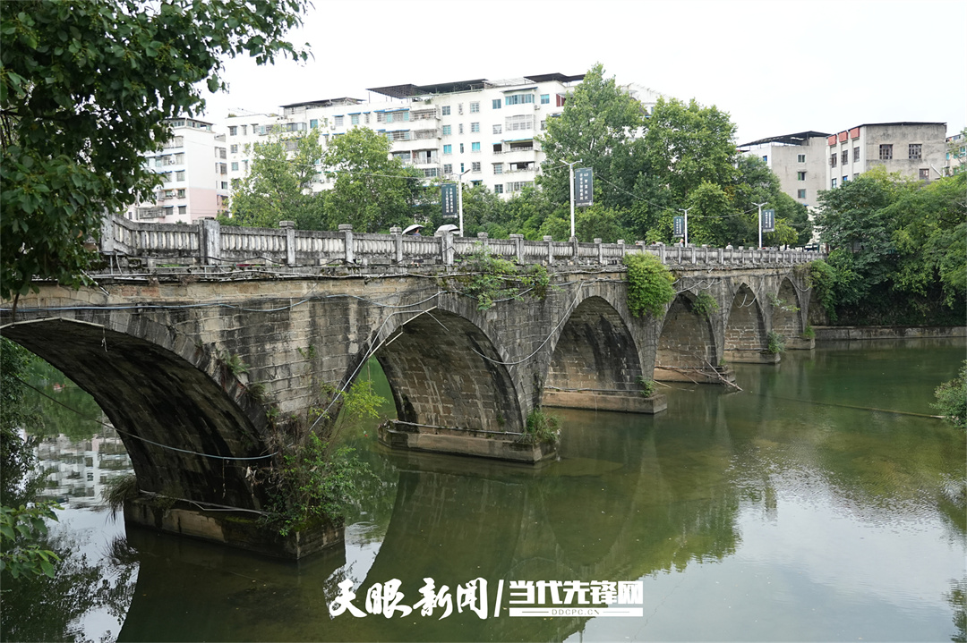 湄潭七星桥，过去这大学生常常在此散步，白鹭集群，故有“随百鸟，到湄江”的故事。.JPG