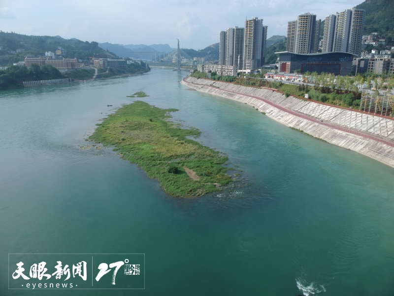 乌江水位下降时，能看见金角罗夫的牺牲地河坝沙洲。.jpg