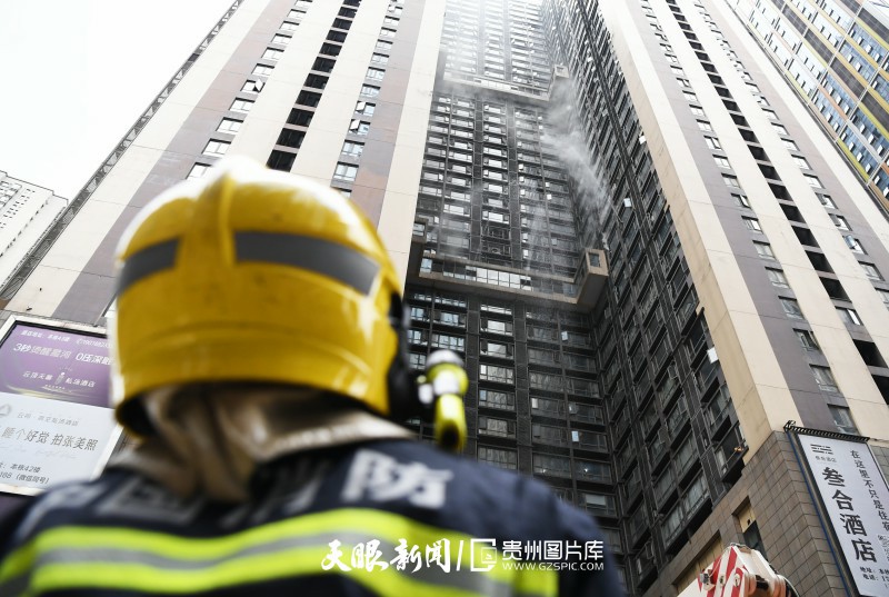 886508-6月18日，在贵阳市南明区花果园中央商务区消防救援演练现场，消防人员正进行高楼层火灾扑灭。.jpg