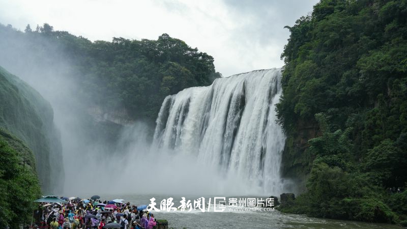 896984-黄果树大瀑布景区游人如织.jpg