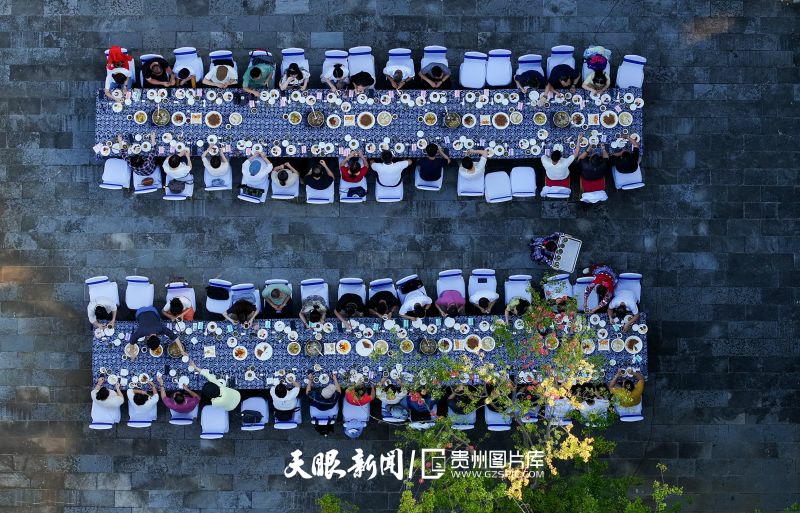 890822-2025年7月3日，在贵州省铜仁市玉屏侗族自治县侗乡风情园景区，游客在吃长桌宴。.jpg