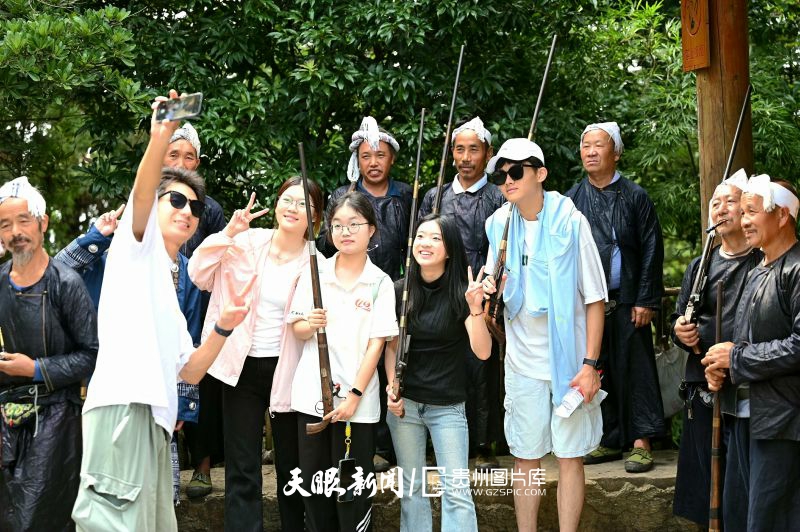 895512-2025年7月19日，游客在岜沙苗寨游玩拍照。.jpg