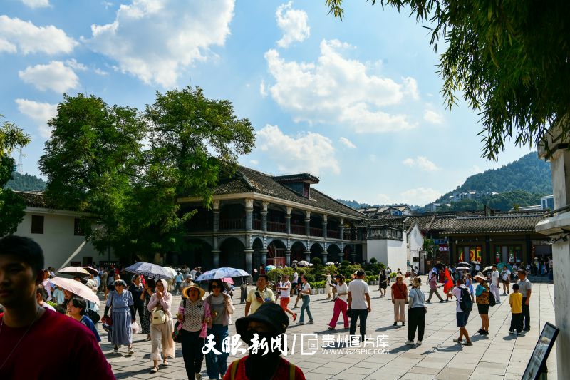 900344-2025年8月3日，游客在贵州省遵义会议会址参观游玩。(1).jpg