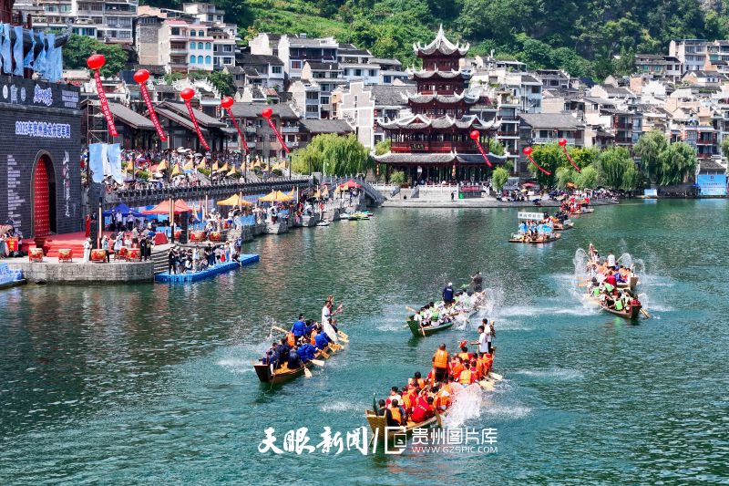 895776-2025年7月19日，龙舟队伍在贵州省黔东南苗族侗族自治州镇远县㵲阳河上巡游。.jpg