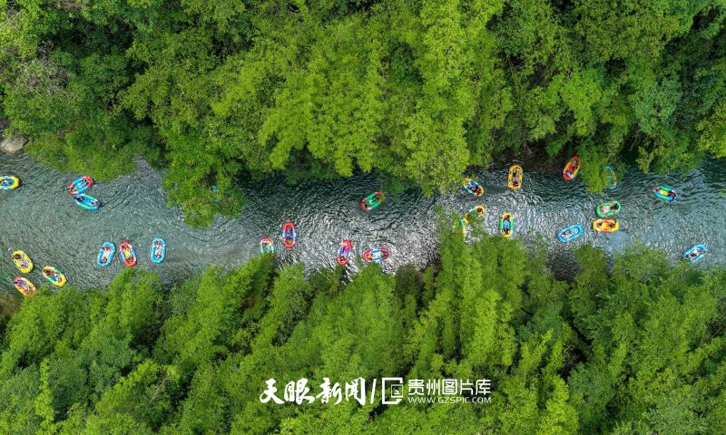895475-2025年7月19日，游客在贵州省黔东南苗族侗族自治州施秉县杉木河景区漂流。.jpg