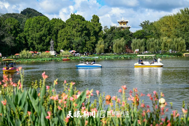 897378-7月26日，游客在贵州省黔西南州安龙招堤国家湿地公园内乘船观光。.jpg