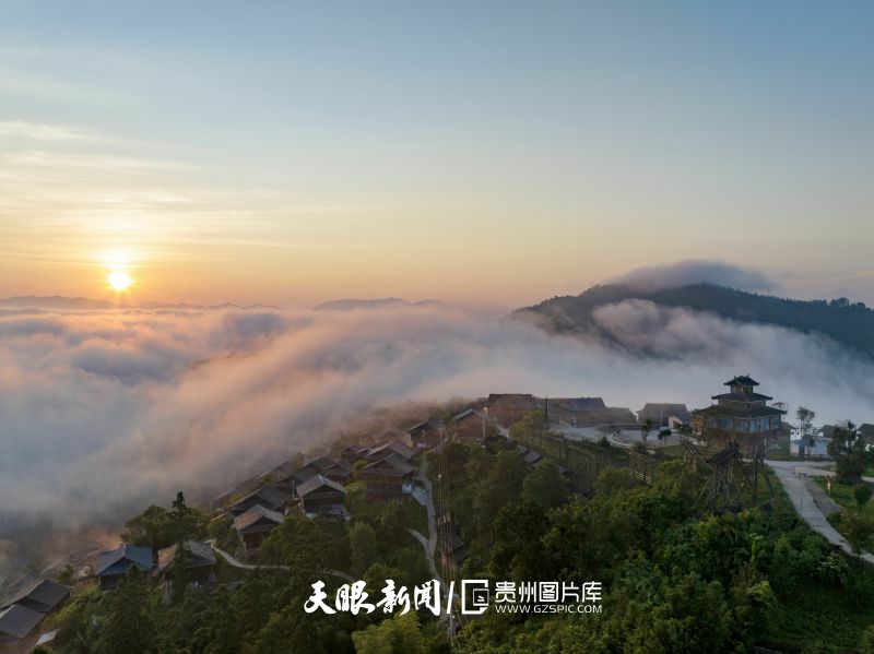 899025-2025年7月30日，贵州省黔东南苗族侗族自治州从江县丙妹镇大歹村在雾中若隐若现，在朝霞的映照下，美不胜收（无人机照片）。.jpg