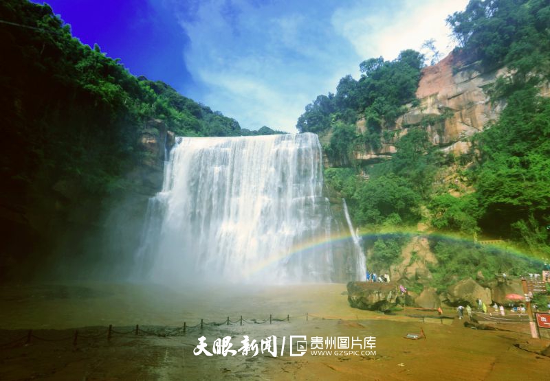 899251-7月30日，游客在赤水丹霞旅游区·大瀑布游览。.jpg
