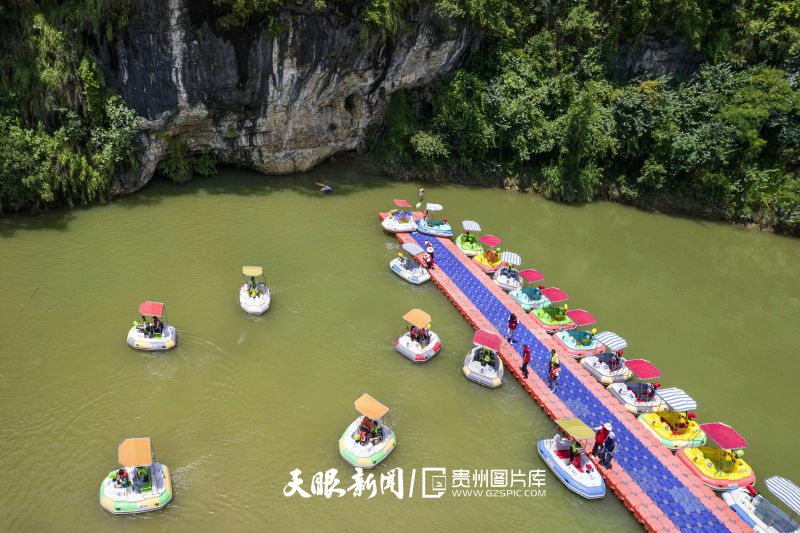 899427-2025年7月31日，游客在贵州省黔西市羊驼小镇景区体验星际碰碰船项目（无人机照片）。.jpg