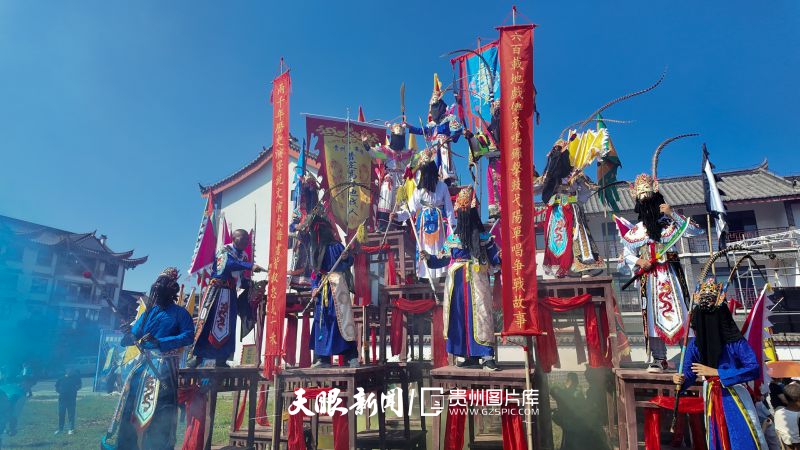 900039-8月2日，屯堡地戏表演者在贵州安顺地戏文化大联欢上表演地戏。.jpg