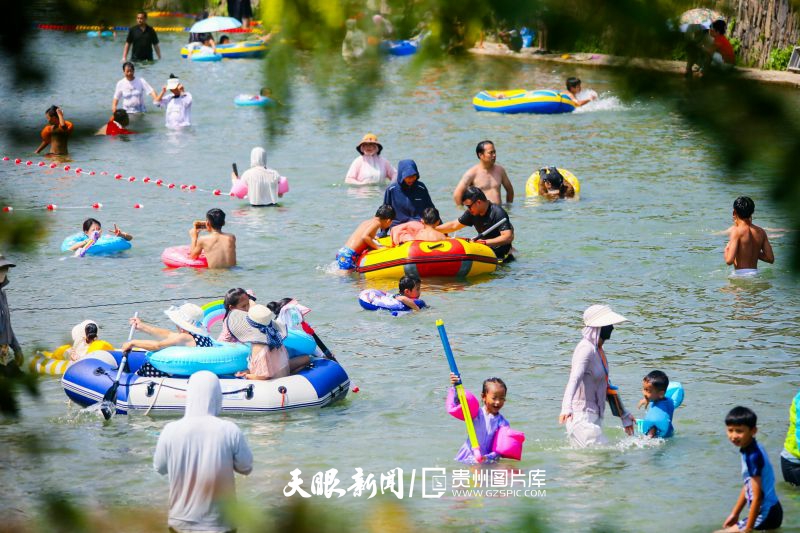 900192-2025年8月2日，游客在贵州省黔东南苗族侗族自治州榕江县平阳乡小丹江苗寨亲水游玩、享受清凉.jpg