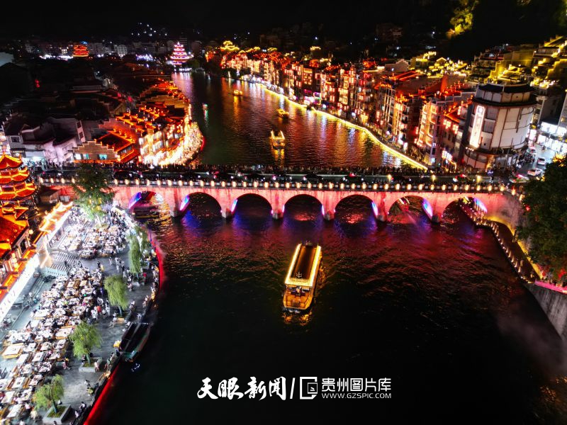 900769-游客在镇远古城乘坐游船观赏夜景（无人机照片）。.jpg