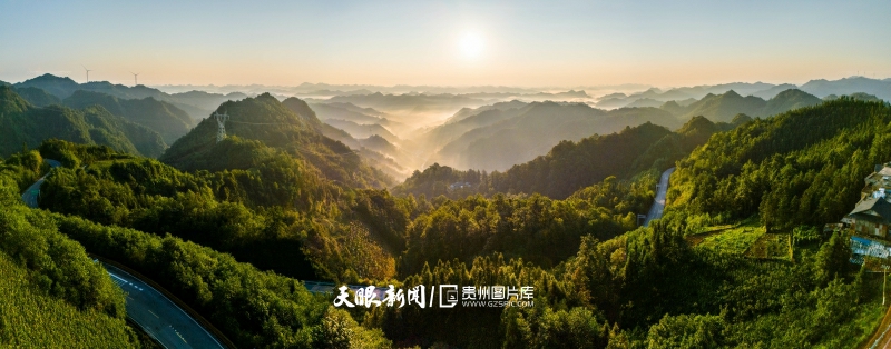 901198-2025年8月2日，贵州省黔西南布依族苗族自治州望谟县打易镇长田村，夏日的朝阳中，阳光透过绵延的山峦茂密的树林，照亮田园村寨。.jpg