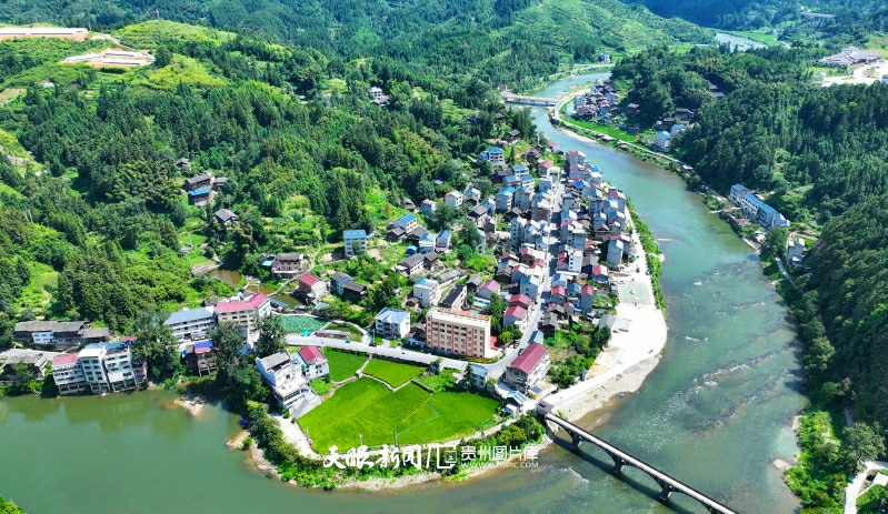 901319-2025年8月6日，贵州省黔东南苗族侗族自治州锦屏县稳江村绿意葱茏，河流、青山与民居相互映衬，勾勒出一幅美丽的乡村生态画卷。.jpg