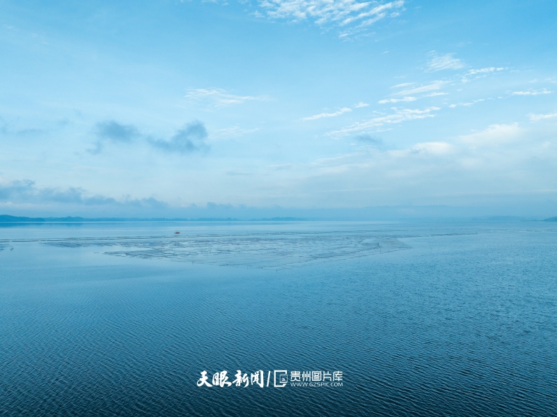 901240-8月6日早上，威宁自治县草海国家级自然保护区周边云雾缭绕，出现了美丽的云海景观，无论是县城内，还是草海深处，都是朦朦胧胧的感觉，为神秘的威宁披上了一层梦幻的面纱。.jpg