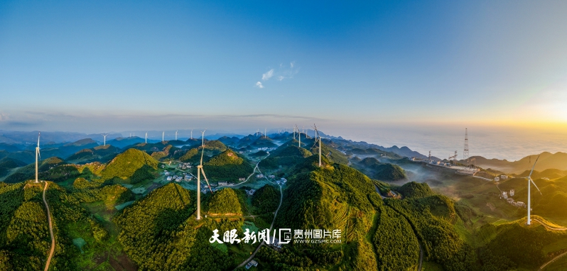 900618-7月30日，日出时分，风电项目与梅花山云海在天地间辉映的美丽画卷。.jpg
