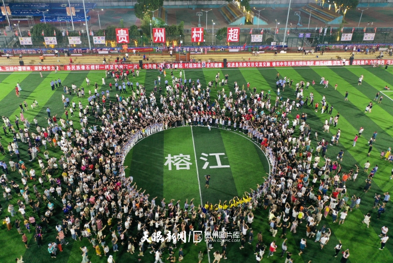 900501-2025年8月2日，在黔东南州榕江县“村超”足球场，游客们在欢乐蹦“村迪”。.jpg