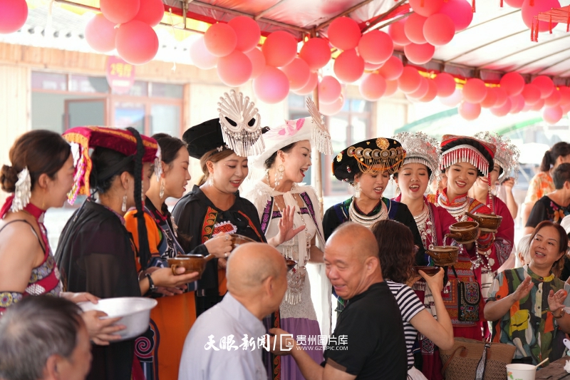 900848-2025年8月4日，毕节百里杜鹃金坡乡，游客正在体验“高山流水”。.jpg