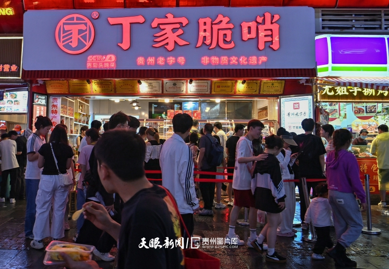 871058-2025年5月4日，夜幕下的贵州省贵阳市云岩区民生路好吃街灯火通明，人头攒动，市井烟火气十足。.jpg