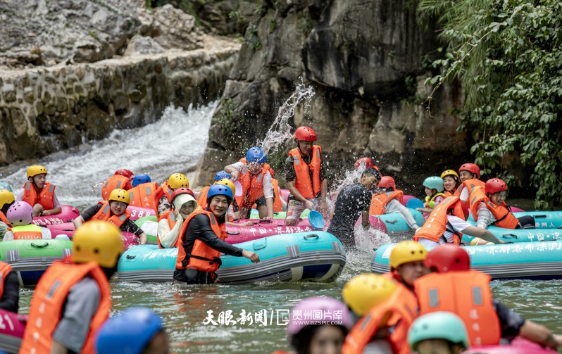 901131-2025年8月5日，游客在贵州省六盘水市水城区中国凉都瀑布漂流景区戏水享清凉。.jpg