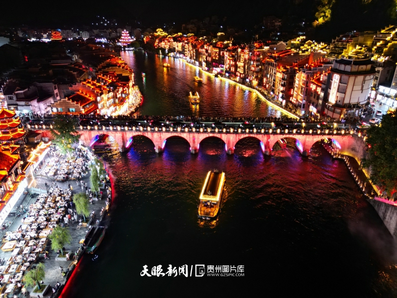900769-游客在镇远古城乘坐游船观赏夜景（无人机照片）。.jpg