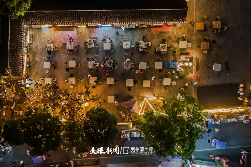 900961-万峰林下纳灰夜间乡村集市.jpg