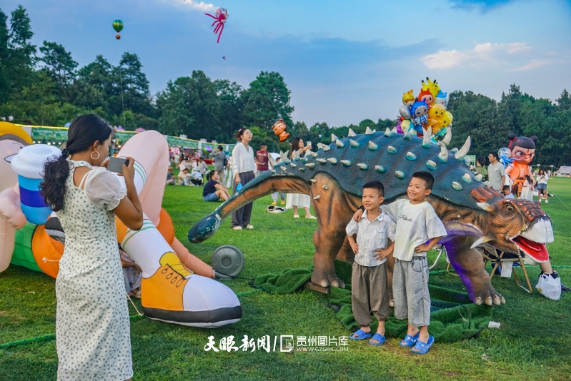 900418-2025年8月3日，游客在贵州省黔西南州兴义市云屯生态体育公园旅游景区游玩。.jpg