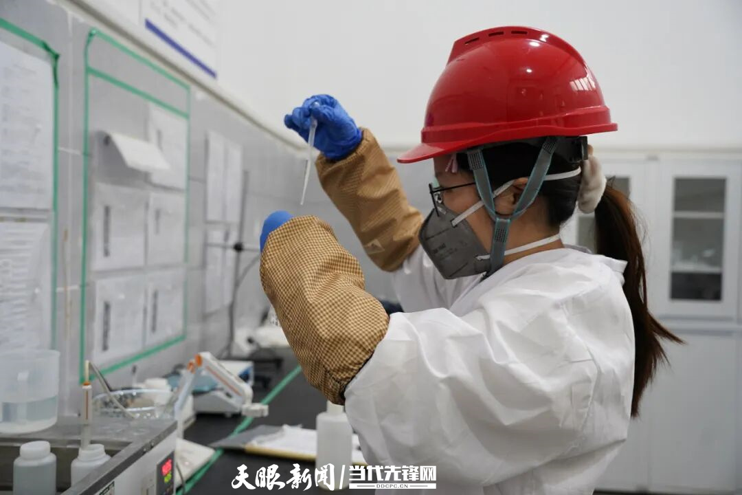 中伟研究总院磷系研究院研发人员正在进行实验研究。企业供图.jpg