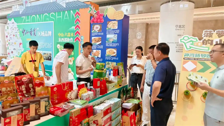 广东省中山市的“贵粤荟·中山馆”里，市民朋友正选购商品。（图片由贵州乡里乡亲电子商务有限公司提供）.jpg