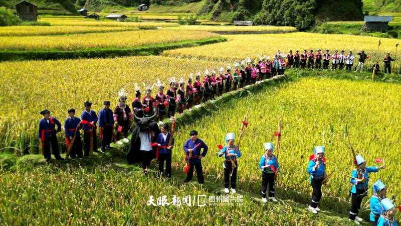 914303-9月13日，群众在贵州省榕江县计划乡加宜村污秋寨稻田里秀非遗服饰。(2).jpg