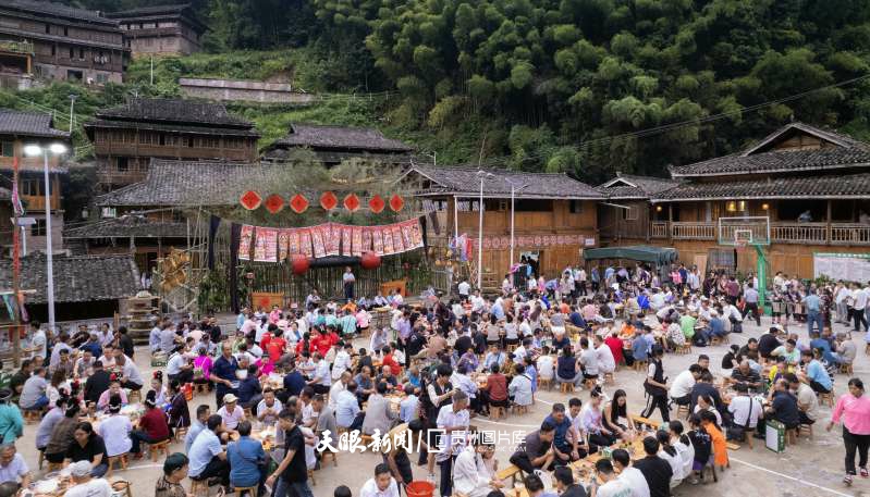 912289-2025年9月6日，瑶族同胞在贵州省黔东南苗族侗族自治州从江县翠里乡高华村摆2长桌宴迎宾客（无人机照片）。(2).jpg