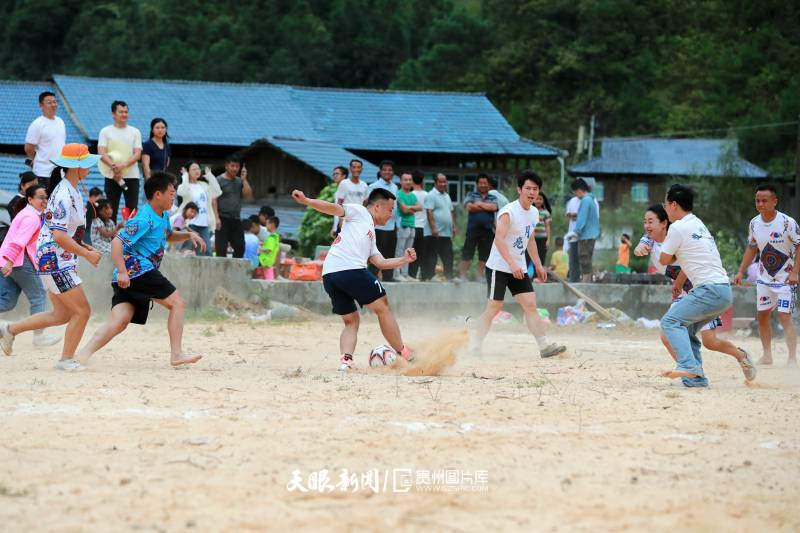 914381-2025年9月13日，游客在贵州省黔东南州榕江县计划乡加宜村污秋寨观看“丰收节”稻田趣味足球赛。.jpg