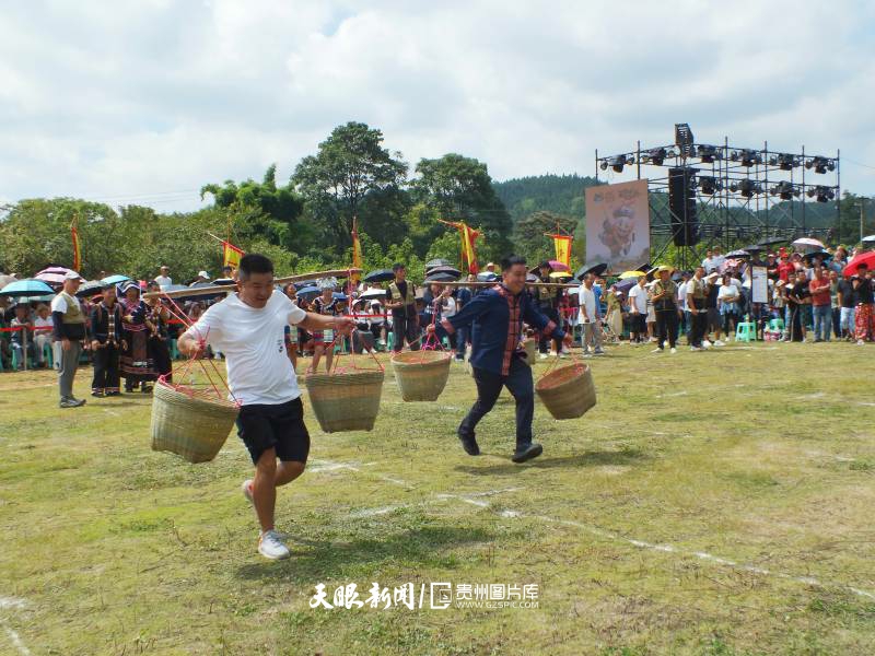 910123-图为选手在参加丰收接力挑担赛。.jpg