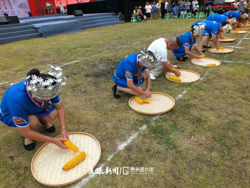 910134-图为选手在参加玉米脱粒赛。.jpg