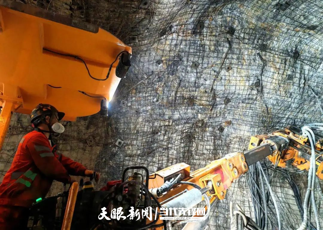 穿岩洞矿地采矿.jpg