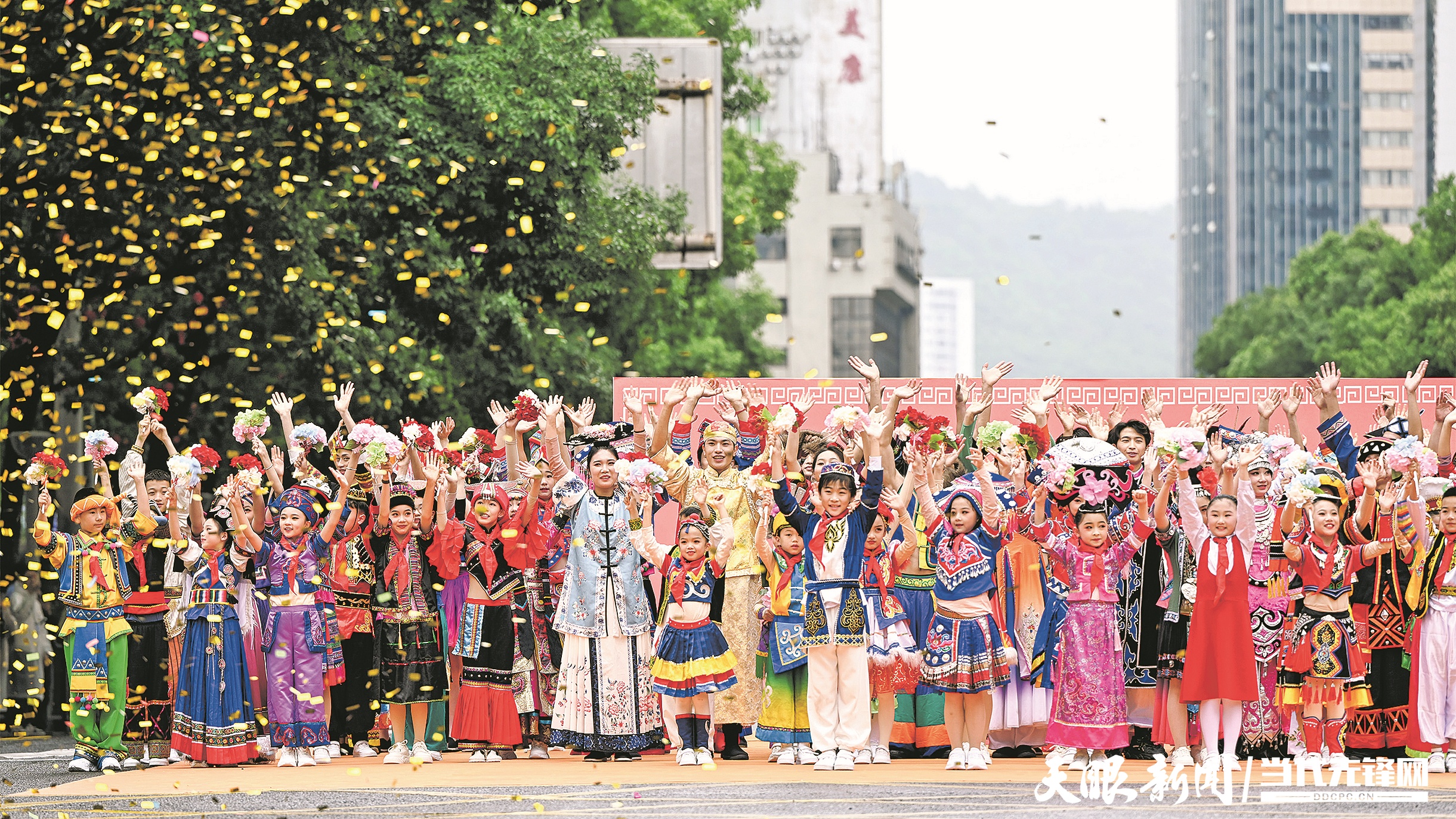 民族巡游大联欢。吴常琛 宋朝晖 秦刚 摄.jpg