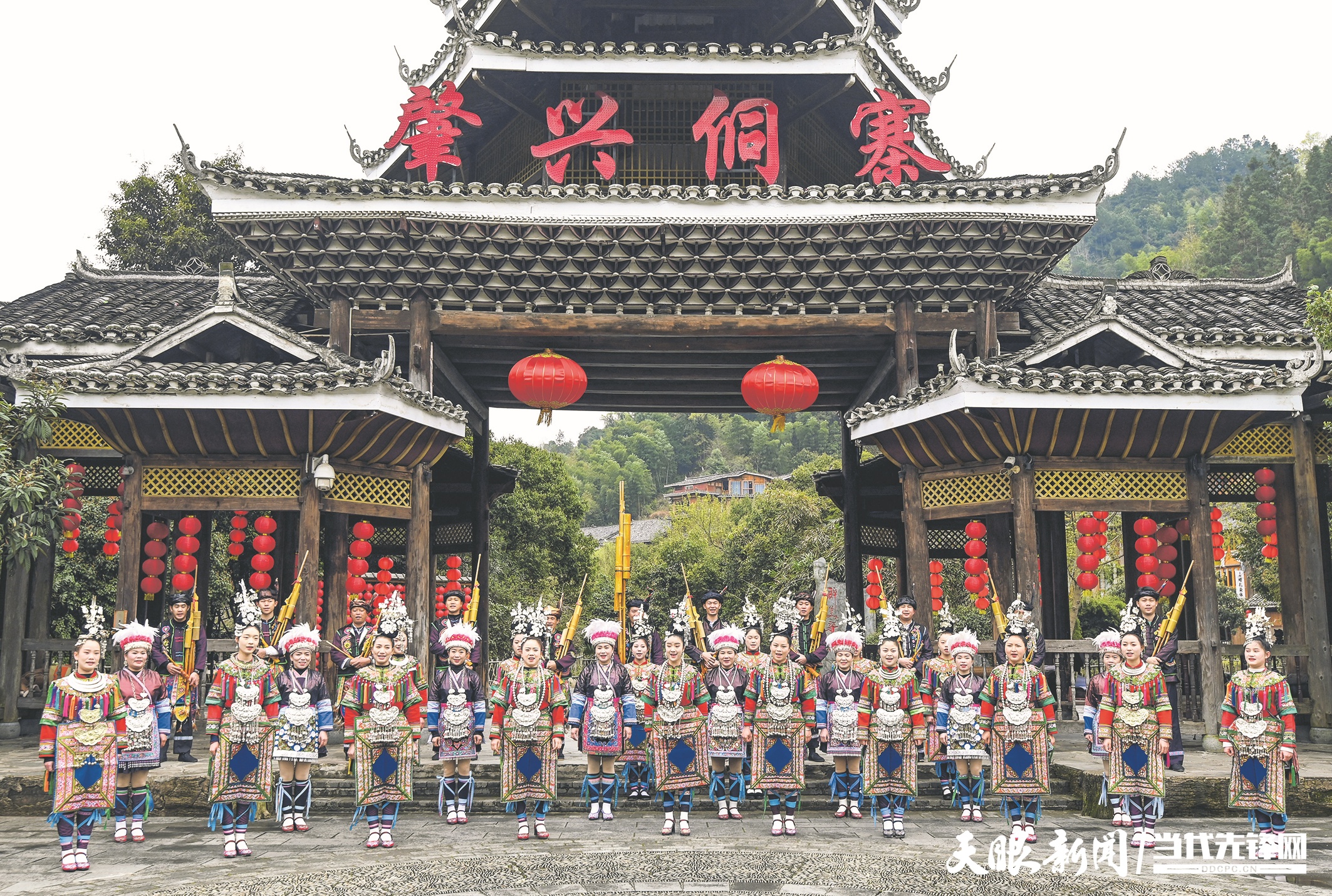 侗族群众给游客唱侗族大歌。.jpg