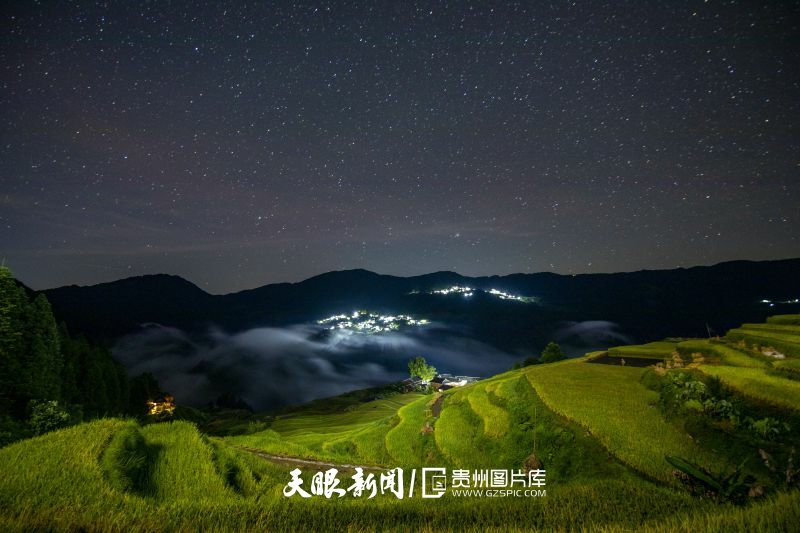 907792-2025年8月26日晚，贵州省从江县加榜梯田星空与梯田、村寨相映成趣，景色怡人。.jpg