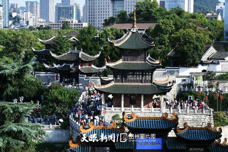 903638-8月13日，游客在贵阳市甲秀楼景区参观游玩。.jpg
