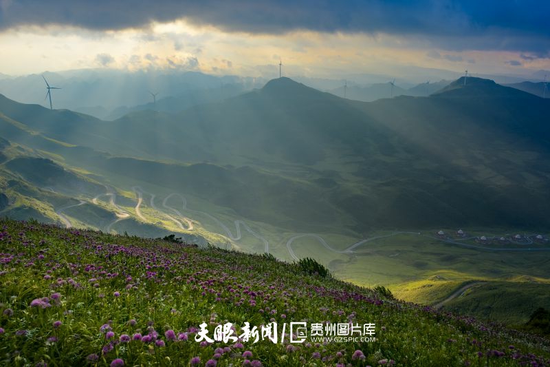 910163-9月2日在贵州省毕节市赫章县阿西里西·韭菜坪景区拍摄的日出景观（无人机照片）。.jpg