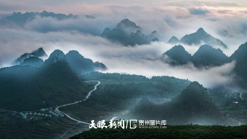 913440-2025年9月11日赫章县阿西里西大草原日出。当第一缕晨光刺破云海，马踏薄雾而来，镜头定格的不只是风景，更是日出时分独有的好运与辽阔。这趟云海日出之约，有马作伴，有景入镜，每一帧都是心动的模样。（云海晞驰）廖恩来摄l(6).jpg